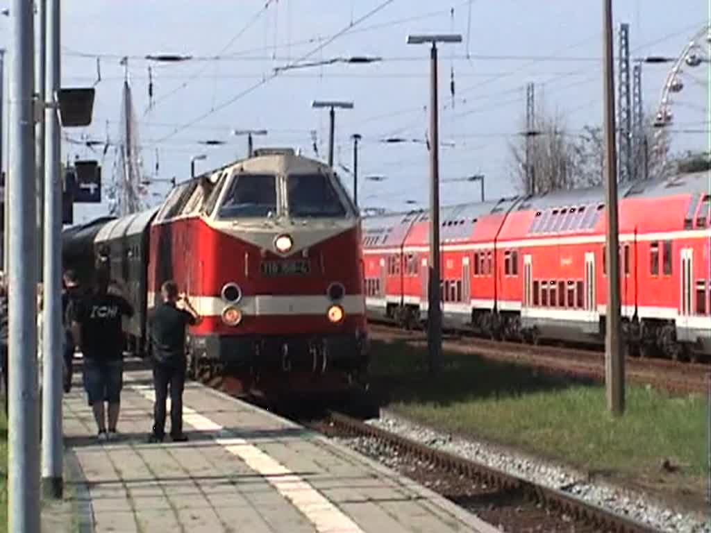 Bei schickem Licht und mit Pfiff fhrt 119 158-4 mit Hanse-Sail Express der Berliner Eisenbahnfreunde aus Warnemnde aus. Ziel ist Berlin-Schneweide
13.08.2011