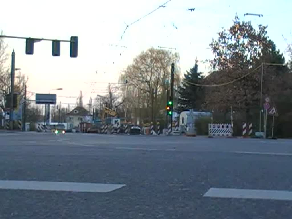 Bellevuestrae in Berlin Kpenick, vom Brgersteig der Fugngerinsel gesehen. Ein Bus und eine KT4D-Straenbahn. 29.3.2008