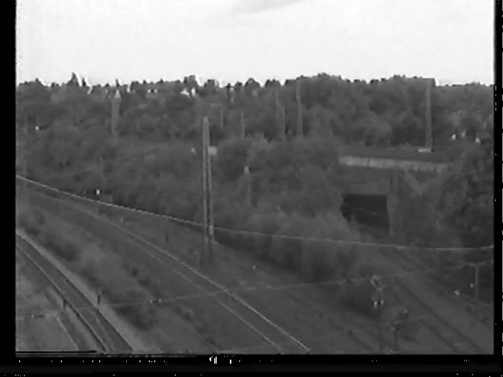 Beobachtung des ICE-Verkehrs (401) im Jahr 1990 in Bochum von der Lohbergbrücke aus. Zu sehen ist auch eine S 1, bespannt mit einer 111. Es handelt sich um Aufnahmen in Video-8. 