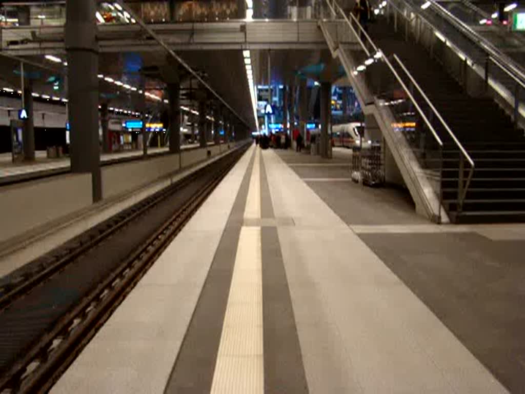 Berlin Hauptbahnhof Tiefbahnsteig am 29.12.2007 am Gleis 3.