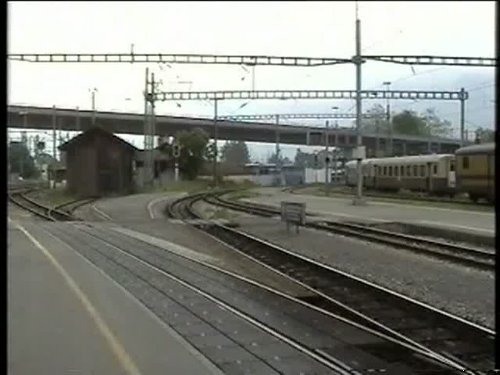 Berner Oberland 2004 (VHS-Archiv) - Bei der Berner Oberlandbahn knnen 2004 noch Fahrzeuge in der ursprnglichen braun-beigen Lackierung angetroffen werden. Das neue Farbschema in blau-gelb hat aber schon fast die Oberhand gewonnen. Dieser, am 28.05.2004 aus Lauterbrunnen in Interlaken Ost einfahrende Zug macht einen sehr  sortierten  Eindruck. 