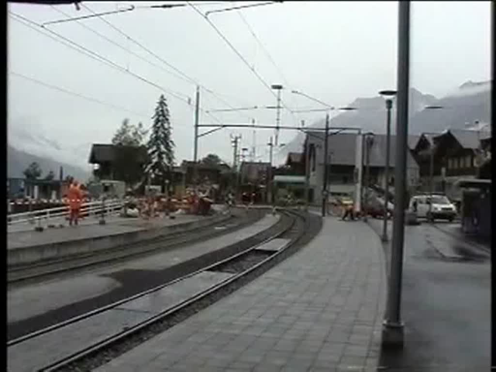 Berner Oberland 2004 (VHS-Archiv) - Bei trben und regnerischem Wetter trifft am 31.05.2004 die brnigbahn 110 001 mit ihrem Schnellzug anch Luzern in Brienz ein. Wir fahren mit diesem Zug bis Kaiserstuhl (OW) und knnen dort noch die Ausfahrt im Bild festhalten.