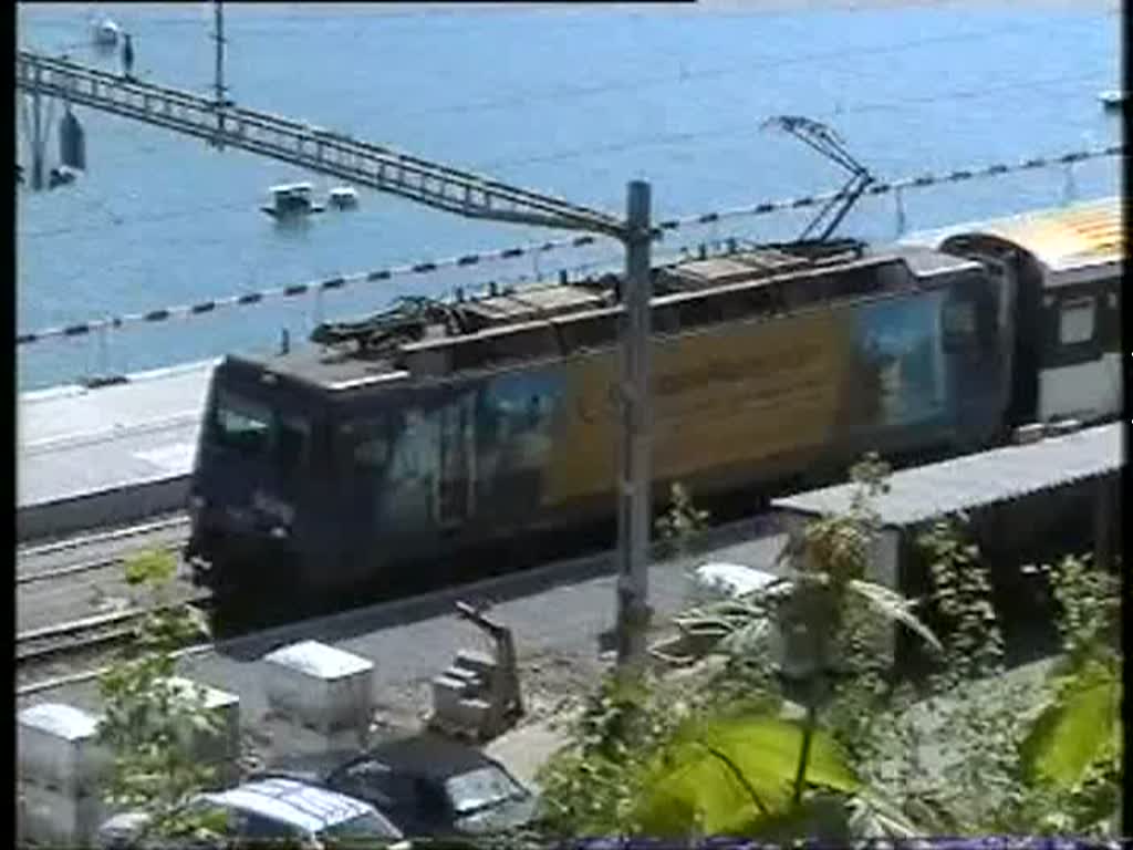 Berner Oberland 2004 (VHS-Archiv) - Eine der beiden Werbeloks der SBB Brnig hrt auf den Namen  Brienz  und genau hier fhrt sie am 20.05.2004 mit ihrem  Golden Pass Panoramic  gerade gen Meiringen aus.