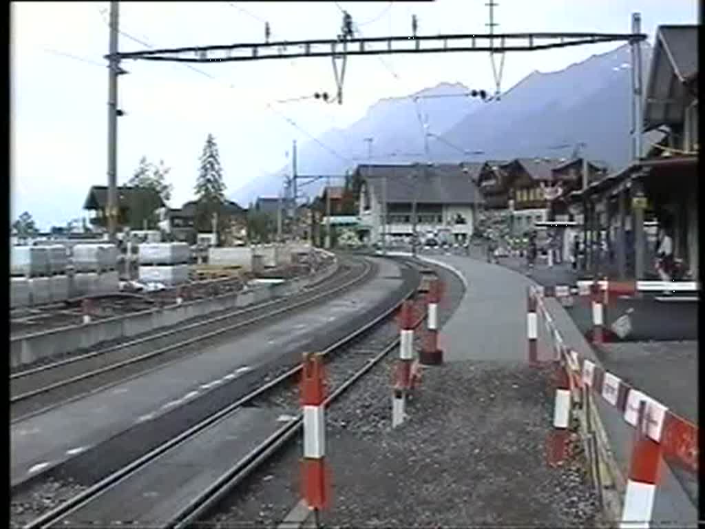 Berner Oberland 2004 (VHS-Archiv) - HGe 4/4 101 961-1 der SBB Brnig bringt am 21.05.2004 einen Schnellzug von Interlaken nach Meiringen. Gefilmt wurden die Einfahrt in Brienz udn die Ausfahrt in Brnig Hasliberg.