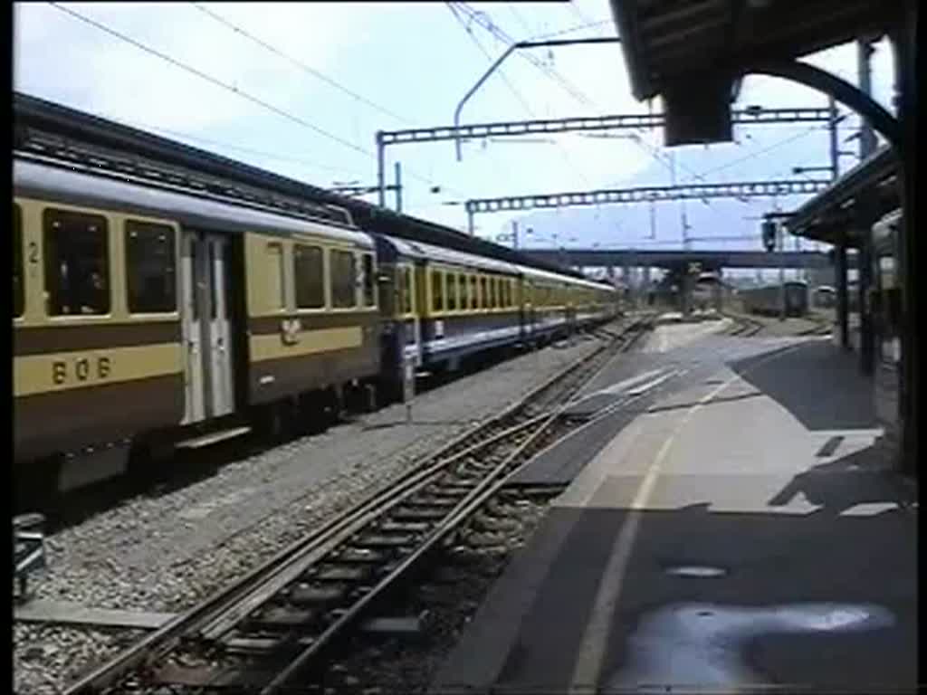 Berner Oberland 2004 (VHS-Archiv) - Im Bahnhof von Interlaken knnen noch braune Wagen der Berner Oberlandbahn beobachtet werden. Aber auch die neue Lackierungsvariante in blau-gelb ist schon ziemlich hufig vertreten.

Desweiteren macht sich ein SBB-InterCity auf den Weg vom Berner Oberland an den Bodensee.

Interlaken Ost, 23.05.2004