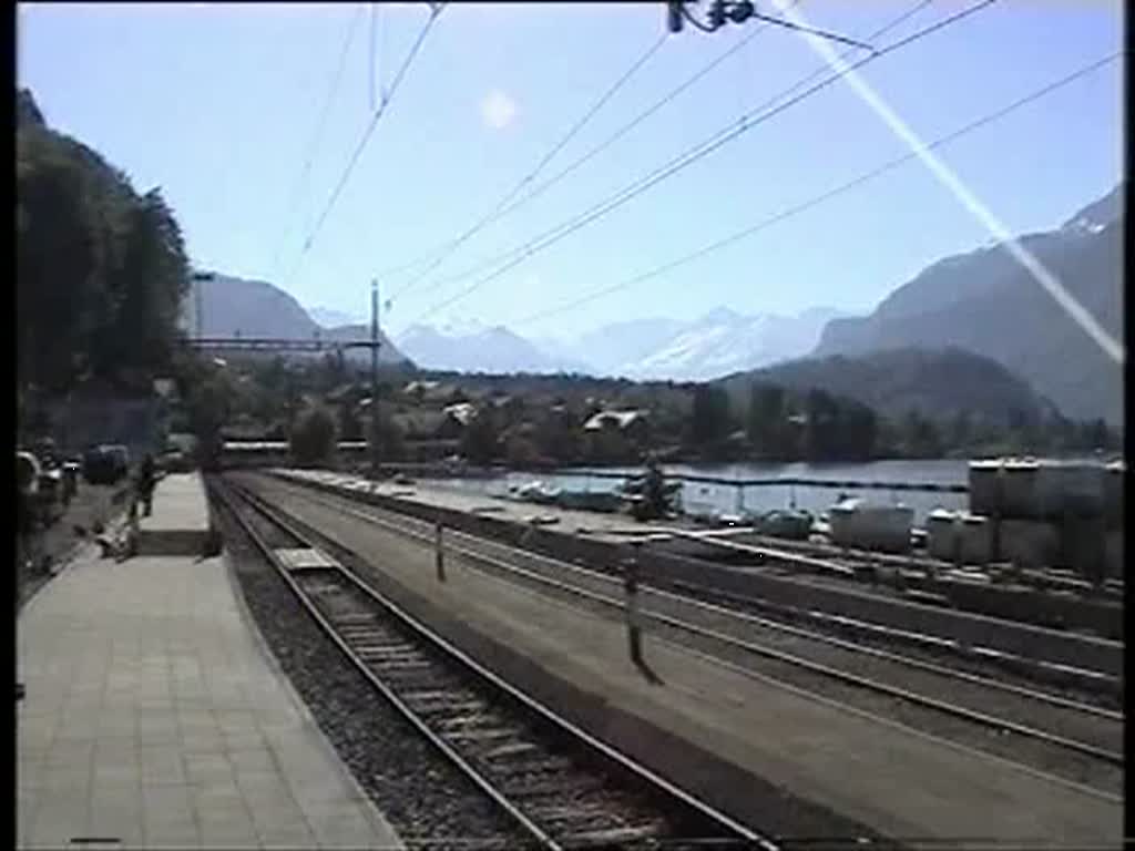 Berner Oberland 2004 (VHS-Archiv) - Einfahrt des  Golden-Pass Panoramic  am 24.05.2004 in Brienz. Die beiden neuen Bahnsteige nehmen langsam Form und Gestalt an.