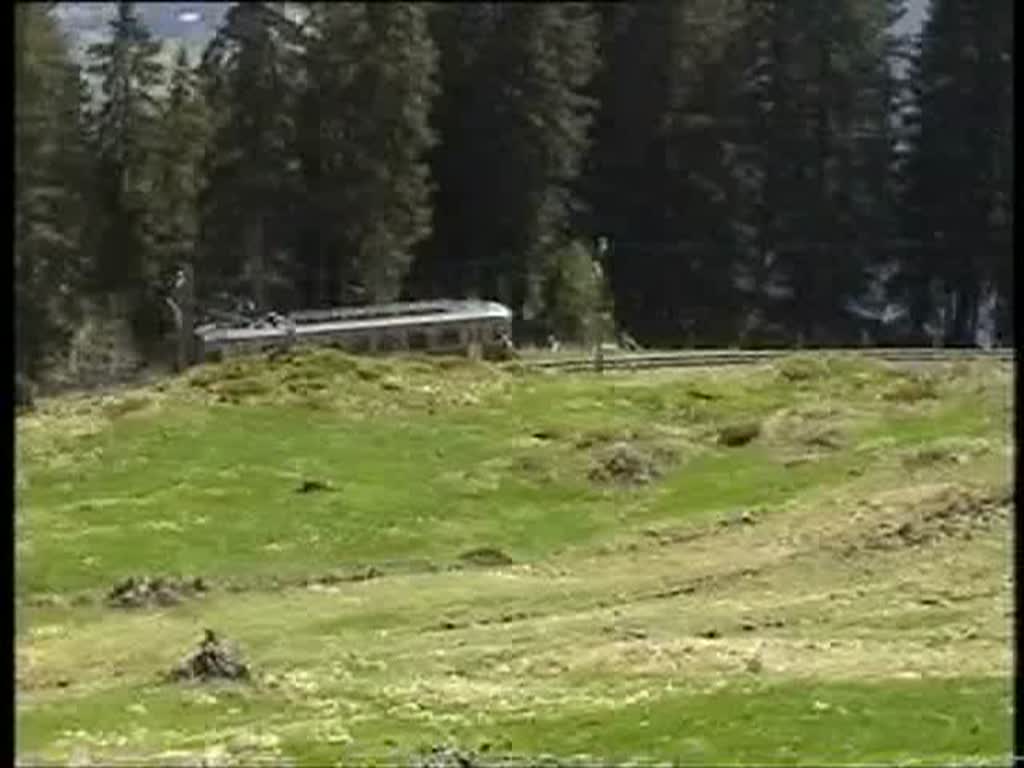 Berner Oberland 2004 (VHS-Archiv) - Nahe Grtschalp knnen wir am 24.05.2004 die Zge der BLM beobachten, im Hintergrund die Kulisse von Eiger, Mnch und Jungfrau.