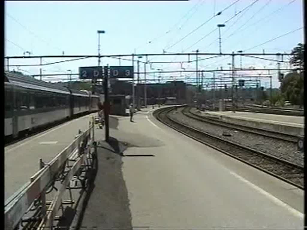 Berner Oberland 2004 (VHS-Archiv) - Aus Zeiten als die BLS noch im Fernverkehr ttig war stammt dieses Video. Am 25.05.2004 erreicht ein InterCity aus Brig den Bahnhof Thun um nach kurzem Aufenthalt weiter nach Bern und Basel zu fahren. Bis auf den Speisewagen ist der Zug aus Wagenmaterial der BLS gebildet. Am Nachbargleis fhrt der IC Interlaken-Romanshorn aus, whrend am Gleis 1 eine RoLa auf die Weiterfahrt gen Sden wartet.