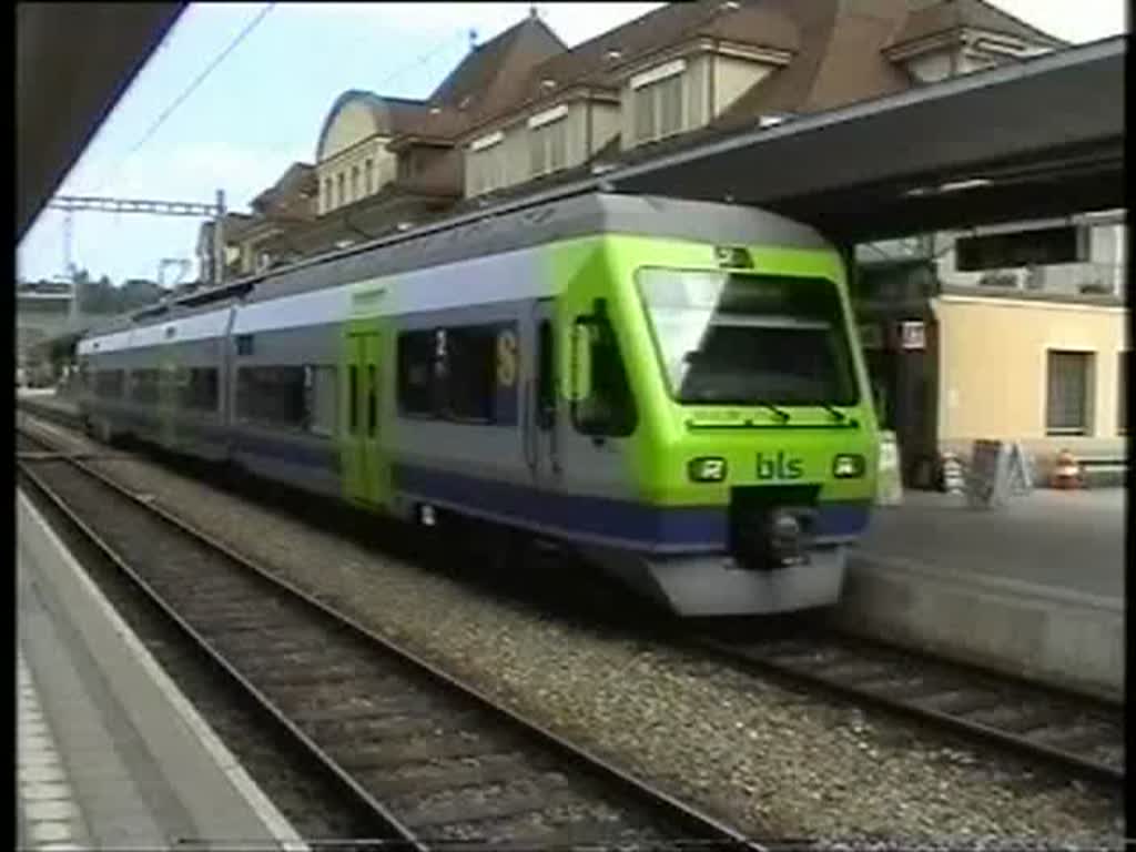 Berner Oberland 2004 (VHS-Archiv) - Bevor wir am 26.05.2004 zur Ltschberg-Nordrampe aufbrechen, knnen wir noch etwas den Bahnbetrieb im Bahnhof Spiez festhalten.
Whrend NINA 525 011-3 in Krze nach Interlaken aufbrechen will, warten nebendran eine BLS 485 und eine deutsche 185er auf die Abfahrt mit ihrer ROLA nach Italien, 11105 der SBB bringt einen EC nach Domodossola und der Steuerwagen 941 fhrt einen REX von Zweisimmen anch Spiez.