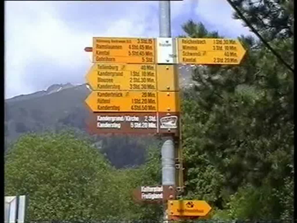 Berner Oberland 2004 (VHS-Archiv) - Von Frutigen laufen wir am 26.05.2004 in Richtung Kandersteg. Die Bauarbeiten fr den Ltschberg-Basistunnel sind in vollem Gange und der Betrieb auf der Ltschbergbahn ist auch nicht zu verachten. Das deutsch-schweizer Prchen aus 485 und 185 begegnet uns am Kanderviadukt und in die Gegenrichtung ist IC 825 unterwegs.