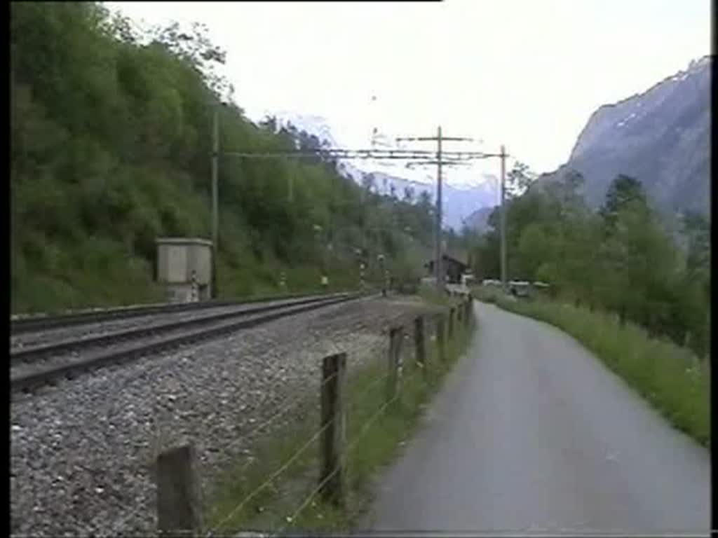 Berner Oberland 2004 (VHS-Archiv) - Am 26.05.2004 war der EC Brig-Kln-Dortmund aus Wagen der Deutschen Bahn inclusive Steuerwagen und Artrein gebildet, als er bei Kandergrund nordwrts an uns vorbei rollte. Zuglok war an diesem Tag die SBB 460 002  Seeland  die den Zug bis Bern bringen wird.