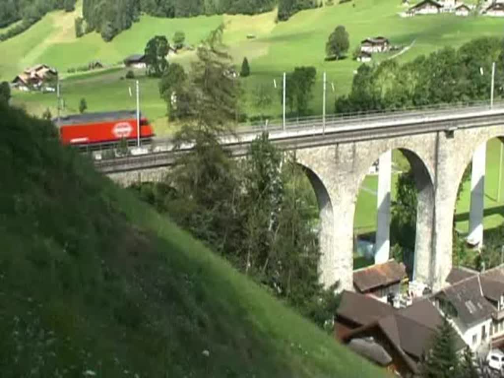 Berner Oberland 2007 - Pnktlich passiert am 12.07.2007 der IC 828 Romanshorn - Brig den kanderviadukt bei Frutigen. Nur noch 3 Monate werden die IC´s diese Route in den Sden nehmen. Ab dezember geht es durch das schwarze Loch im Berg bei Frutigen.
