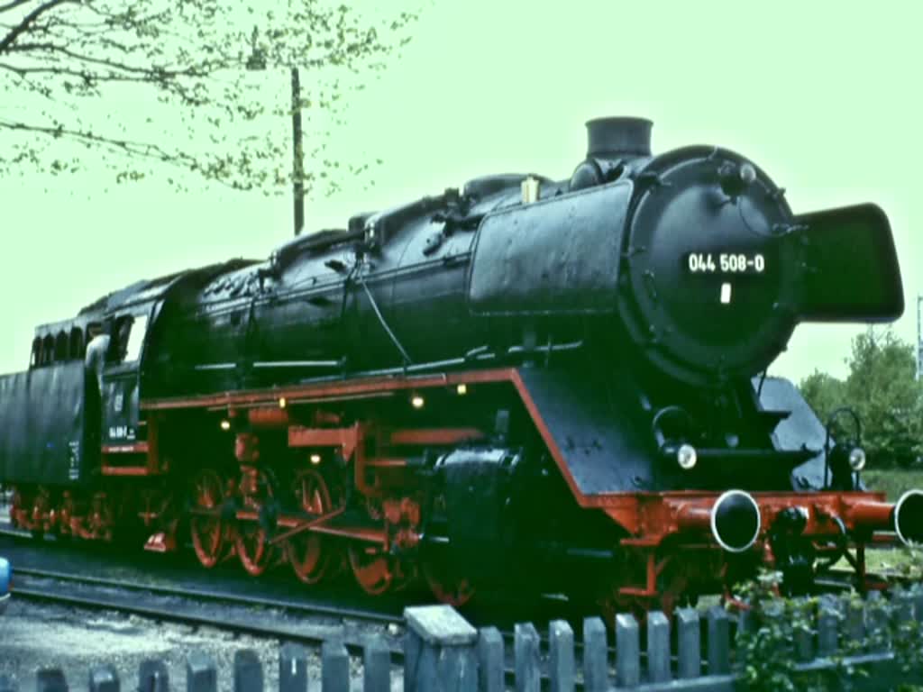 Besucher des Eisenbahnmuseums Bochum-Dahlhausen reisen 1976 stilvoll mit einem von der Dampflokomotive 44 508 geführten Sonderzug an. (Überarbeitete Fassung. Die bisherige Version wurde 1270 mal abgerufen.