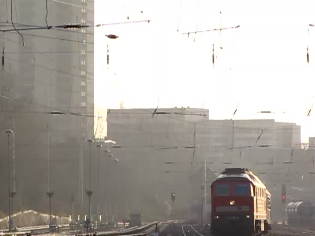 Bf Berlin Greifswalder Strasse, in den frhen Morgenstunden im Dezember 2009 rollt hier eine BR 232 mit einem IC der PKP Richtung Gesundbrunnen