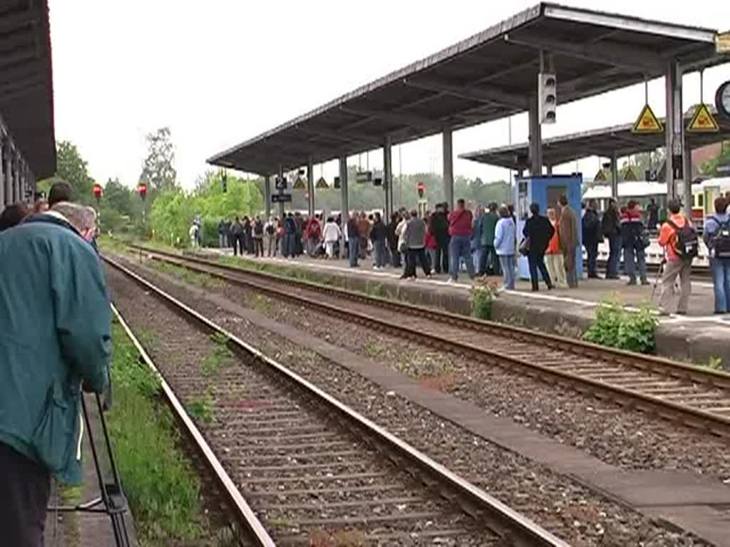 Bf Neuenmarkt Wirsberg. Am Gleis 2 wird bereitgestellt, Sonderzug nach Berlin-Schneweide. Gezogen von der 03 1010. Pfingsten 2006.