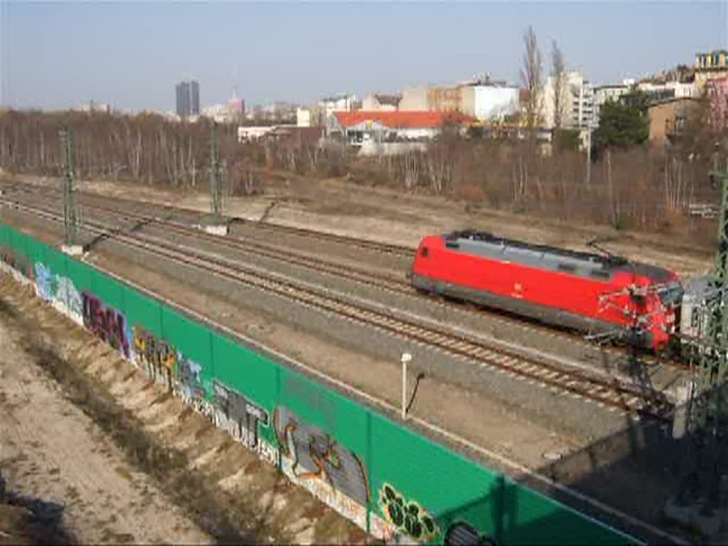 Blick von der Monumentenbrcke auf die Gleise der DB zum Potsdamer Platz und der S-Bahn von Bahnhof Yorckstr. zum Sdkreuz. Aufgenommen wurden ein IC (?) und eine S-Bahn S25 von Yorckstrasse kommend. Im Hintergrund sind die Hochhuser am Potsdamer Platz zu erkennen.