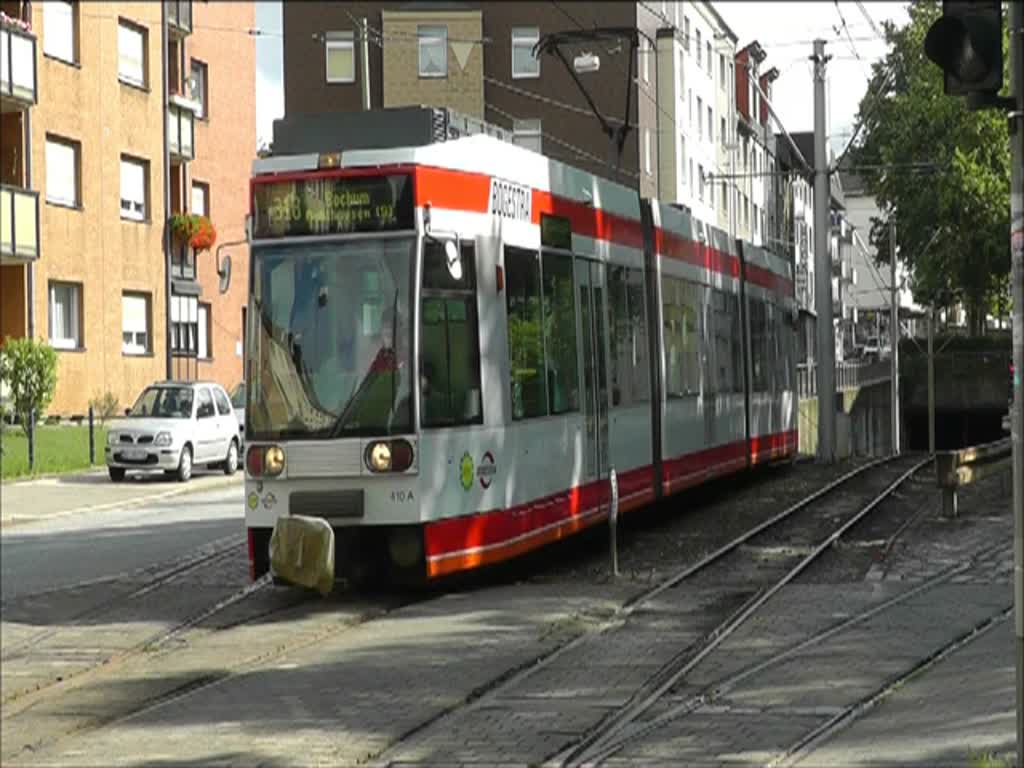 BOGESTRA Linie 318 bei der Ein- und Ausfahrt aus dem Tunnel am Bergmannsheil am 17. Juli 2011 mit Triebwagen Typ NF6D.