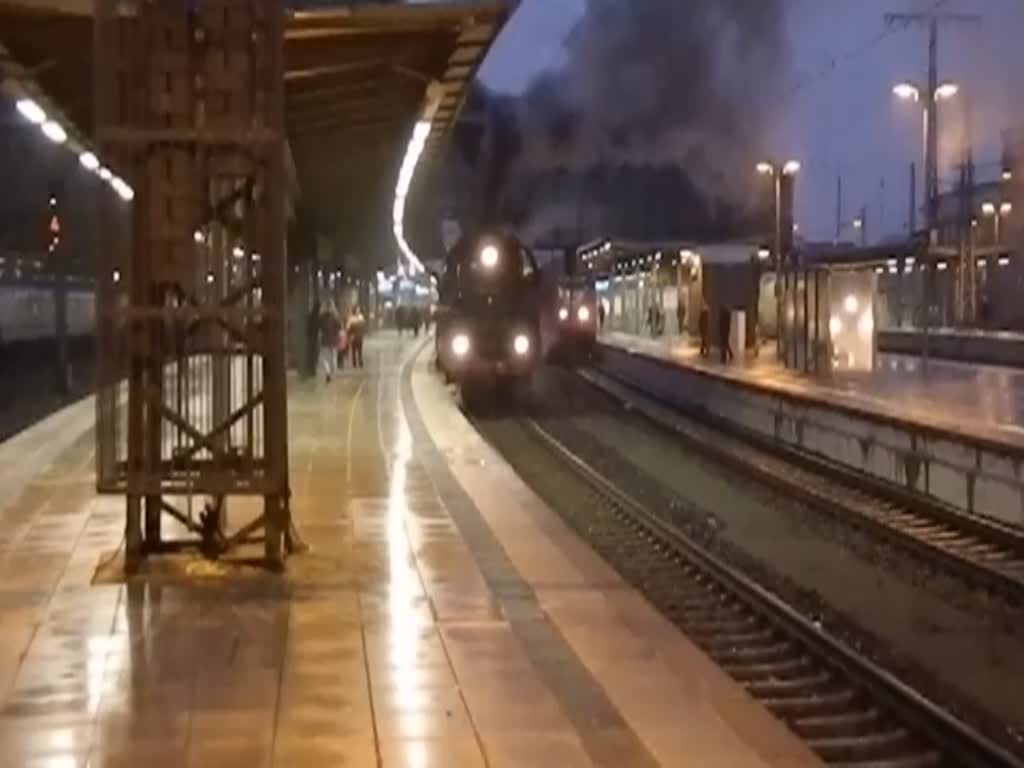 BR 03 1010 halt in Bremen HBF, zur Weiterfahrt nach Goslar zum Weihnachtsmarkt.
Veranstalter war Nostalgiezugreisen.
