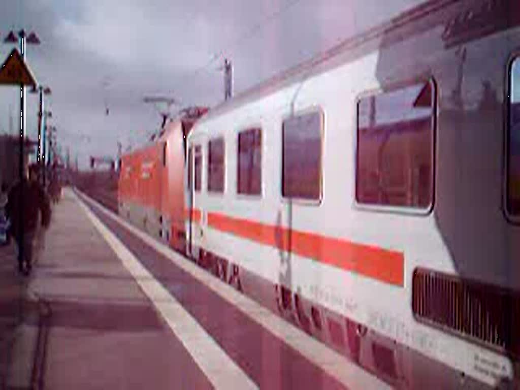 BR 101 008-1 mit InterCity 2378 von Frankfurt(Main)Hauptbahnhof nach Hamburg Hauptbahnhof verlsst den Hundertwasserbahnhof Uelzen. Der nchste Bahnhof wird Lneburg sein.