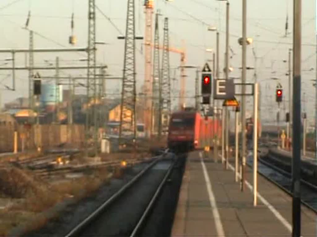 BR 101 fhrt auf den bereitgestellten InterCity zu. Leipzig Hbf, 26.12.2008