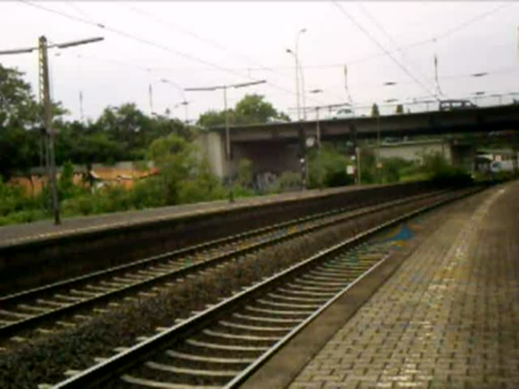 Br 101 fhrt mit einem seltsamen (modellbahn-gerechten) IC in Richtung Frankfurt durch Mainz-Kastel. Knnte sich um eine Kp-Reserve handeln. 20.05.08