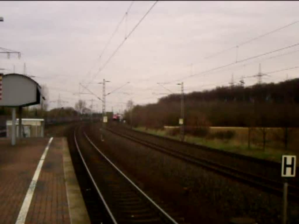 Br 101 zieht den EC 101 aus Hamburg-Altona nach Chur mit 200 km/h durch Leverkusen-Rheindorf. Nchster Halt ist Kln Hbf. 28.03.08