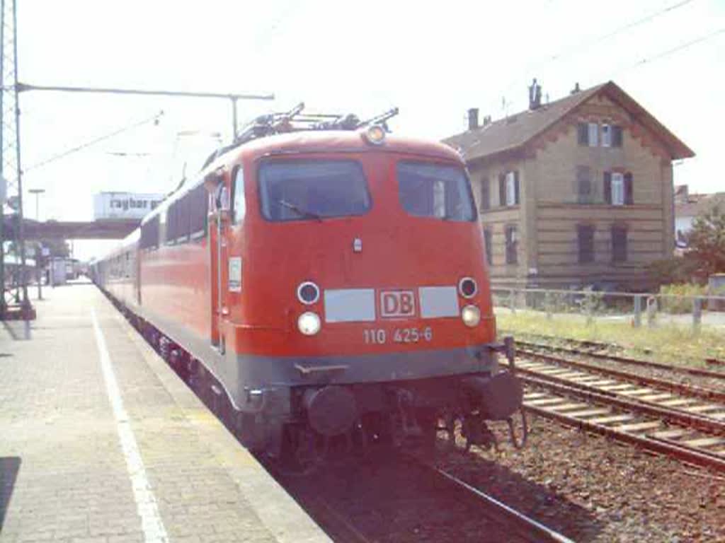 BR 110 auf der Neckar-Alb-Bahn vor einem Regionalexpress bei der Abfahrt in Wendlingen (Neckar) (25.7.2008)