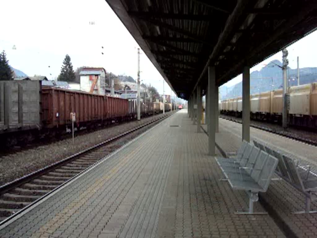 BR 1116 und 1144 mit Rola bei der Durchfahrt in Jenbach am 18.11.2009