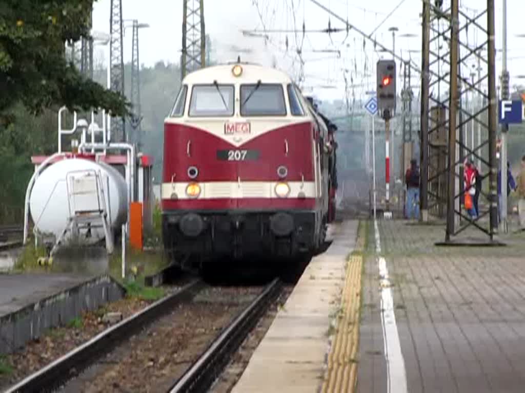 BR 118 (ehem. DR)  der heutigen MEG fhrt im Oktober 209 beim Bw Fest in Weimar eine Sonderfahrt mit einer BR 52 am Schlu. Hier Einfahrt in weimar hbf.