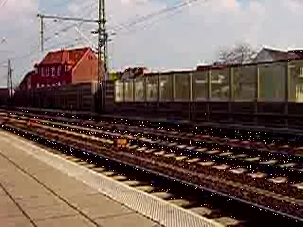 BR 140 mit Kesselwagen bei der Durchfahrt des Bahnhofes Hannover/Linden am 07.04.2009