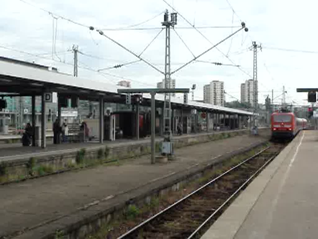 BR 143 bei der Einfahrt im Bahnhof Stuttgart.