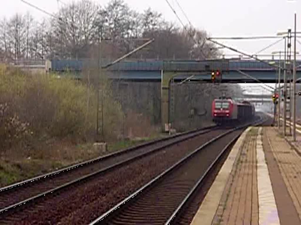 BR 145 bei der Durchfahrt des kleinen Bahnhofes Dedensen/Gmmer am 04.04.2009