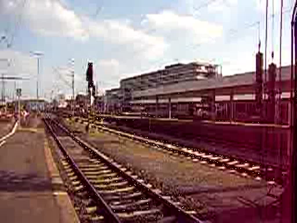 BR 145 beim verlassen des Hannover Hbf.mit einem Containerzug,zwischen Gleis 8und9.  10.05.2009