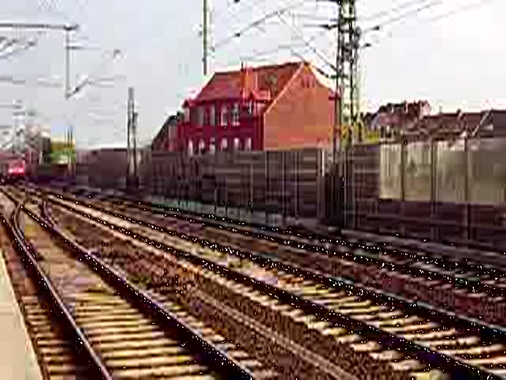 BR 145 in Doppeltraktion mit einem langen gemischten Gterzug bei der Durchfahrt des Bahnhofes Hannover/Linden am 07.04.2009