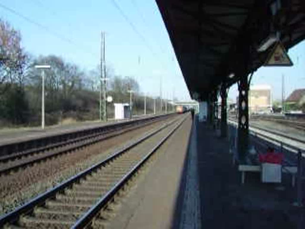 BR 151 mit gemischten Gterzug an der Mainkur in Frankfurt.