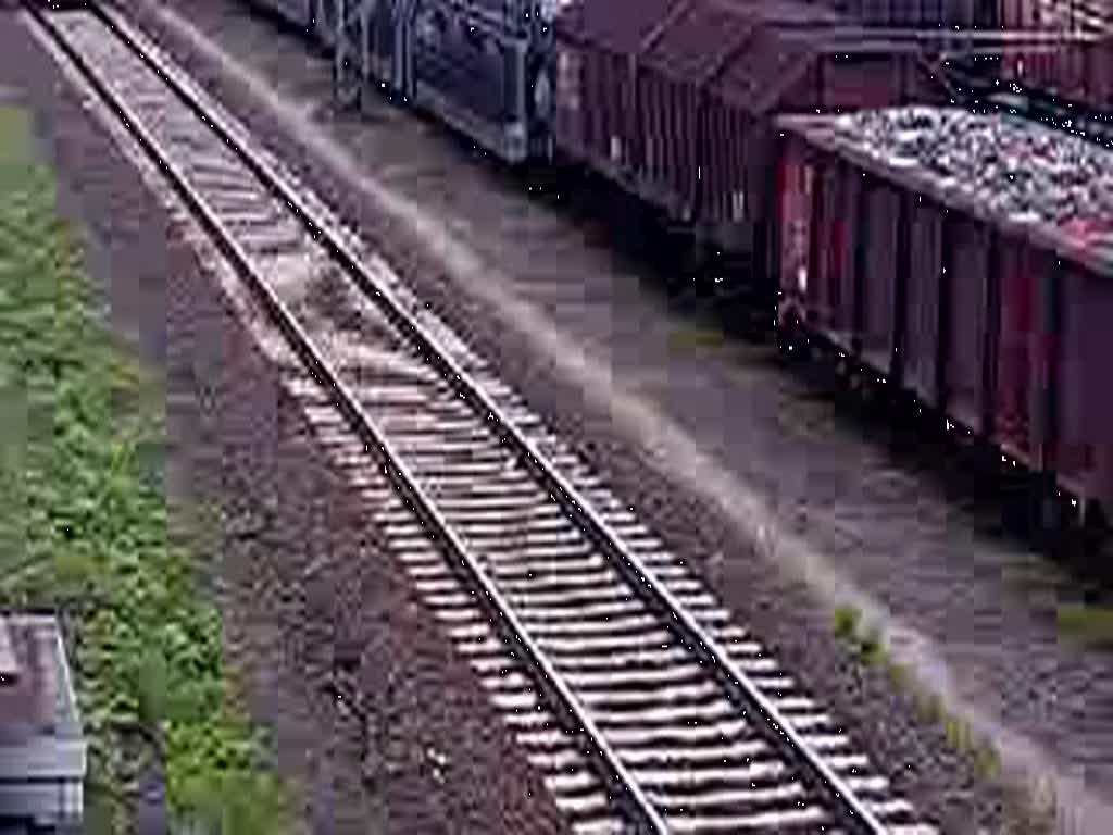 BR 151 rauscht mit einem Containerzug in den Seelzer Rbf. ein.21.05.2009.Gefilmt von der Fussgngerbrcke.