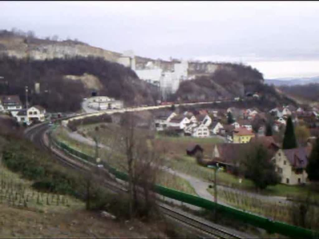 Br 152 mit einem Gterzug hat soeben den Hartberg-Tunnel verlassen und passiert anschlieend die Haltestelle Istein in Richtung Freiburg(Brsg). 05.02.2008