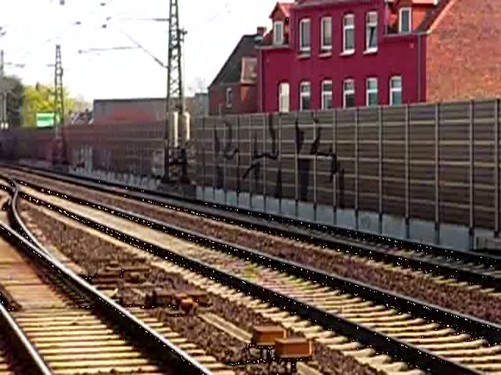 BR 152 mit gemischten G�terwagen bei der Durchfahrt in Hannover/Linden am 07.04.2009