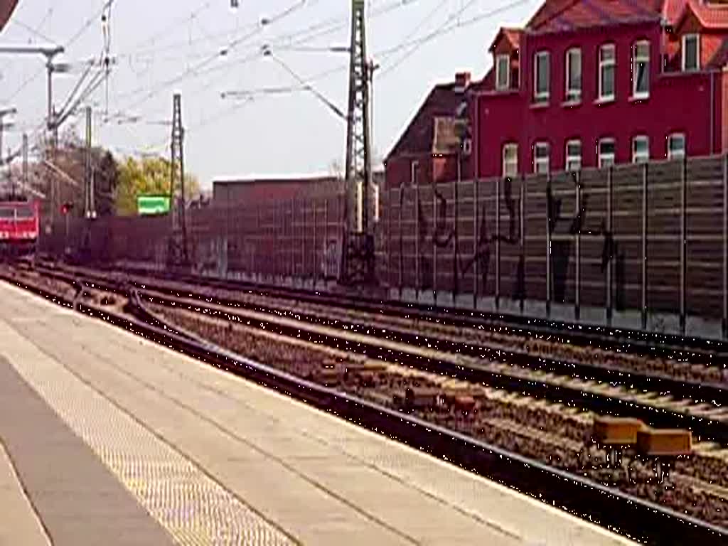 BR 155 mit einem langen Kesselzug fuhr am 07.04.2009 durch den Bahnhof Hannover/Linden