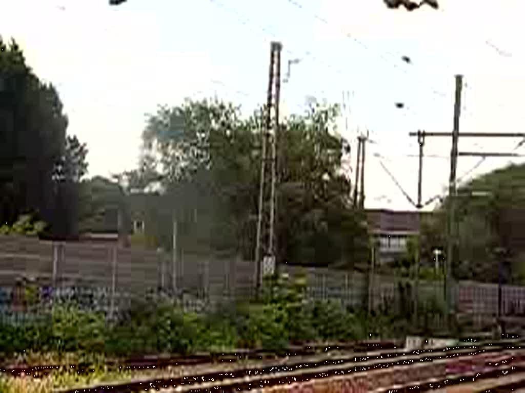 BR 185 mit einer BR 155 am Haken + gemischten Gterwagen bei der Durchfahrt des S-Bahnhofes Hannover Linden/Fischerhof am 23.05.2009. 