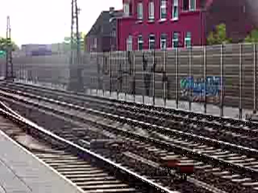 BR 185 mit einem gemischtem Gterzug,bei der Durchfahrt des S-Bahnhofes Hannover Linden/Fischerhof.