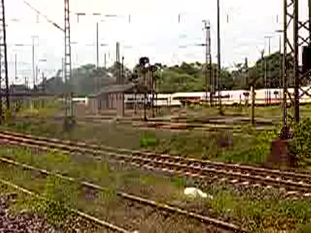 BR 185 mit einem Kesselzug bei der Durchfahrt des Seelzer Rangierbahnhes am 26.05.2009