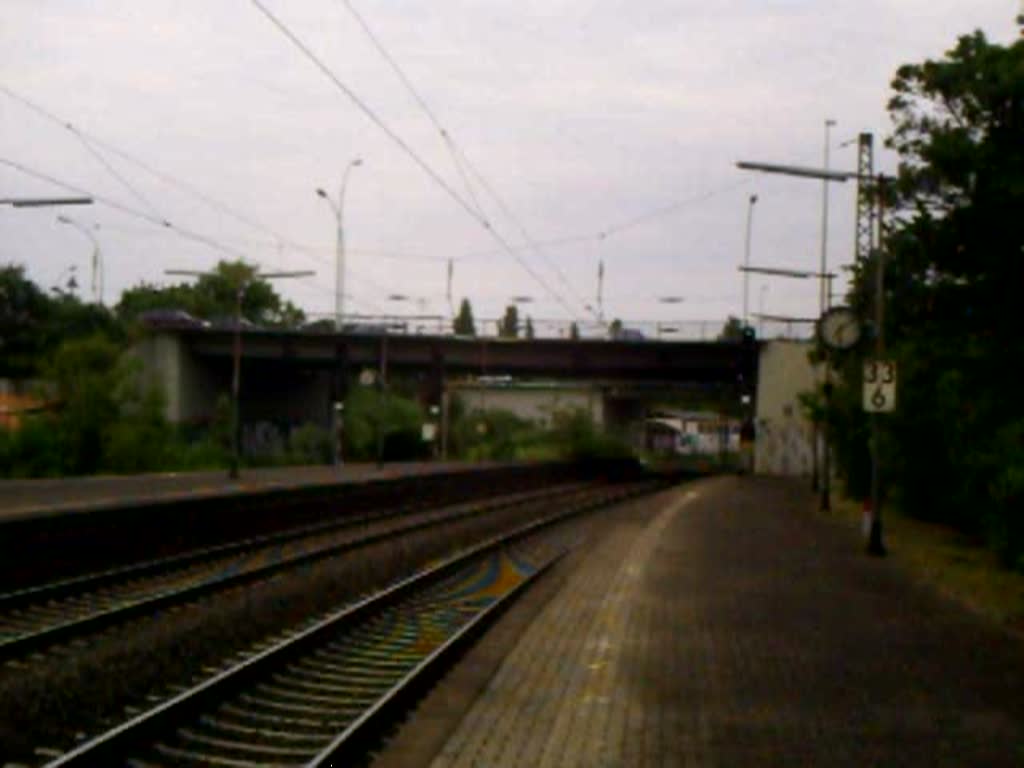 Br 185.2 fhrt mit KLV-Gterzug durch Mainz-Kastel Richtung Frankfurt. Gleichzeitig fhrt meine S9 nach Wiesbaden Hbf ein. 21.05.08