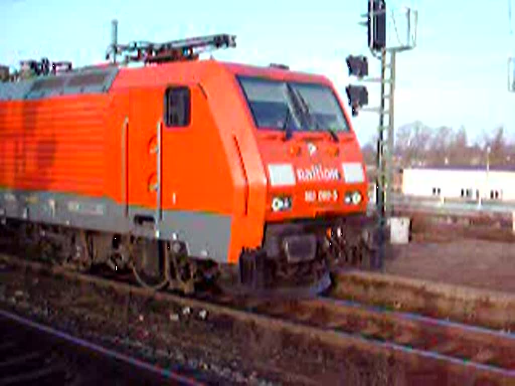 BR 189 099 bei der Abfahrt eines gemischten Gterzuges in Magdeburg Neustadt am 10.03.2007.