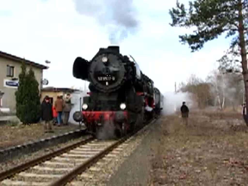 BR 52 8177 auf der Nebenbahn im Oderbruch hier am 07.03.2010 am Scharmtzelsee zum Fotohalt