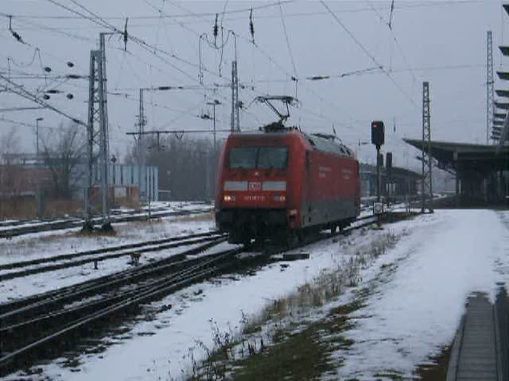 BR101 017-2 wird in krze den IC2213 von Ostseebad Binz nach Stuttgart Hbf im Rostocker Hbf.bespannen.(15.02.09)