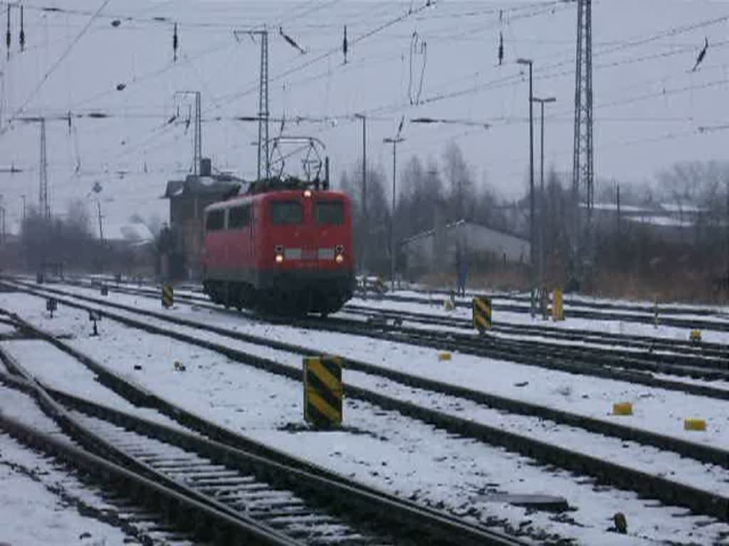 BR110 243-3(DB Regio NRW GmbH Dortmund)wird in krze IC1809 von Rostock Hbf.nach Kln Hbf.im Rostocker Hbf.bernehmen.(15.02.09)