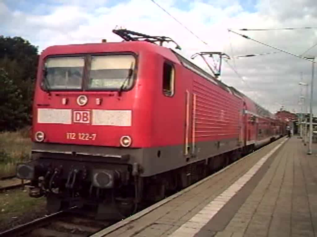 BR112 122-7(BW Rostock)mit RE38211 von Wismar nach Ludwigsfelde kurz vor der Abfahrt im Bahnhof Wismar.(13.09.08)