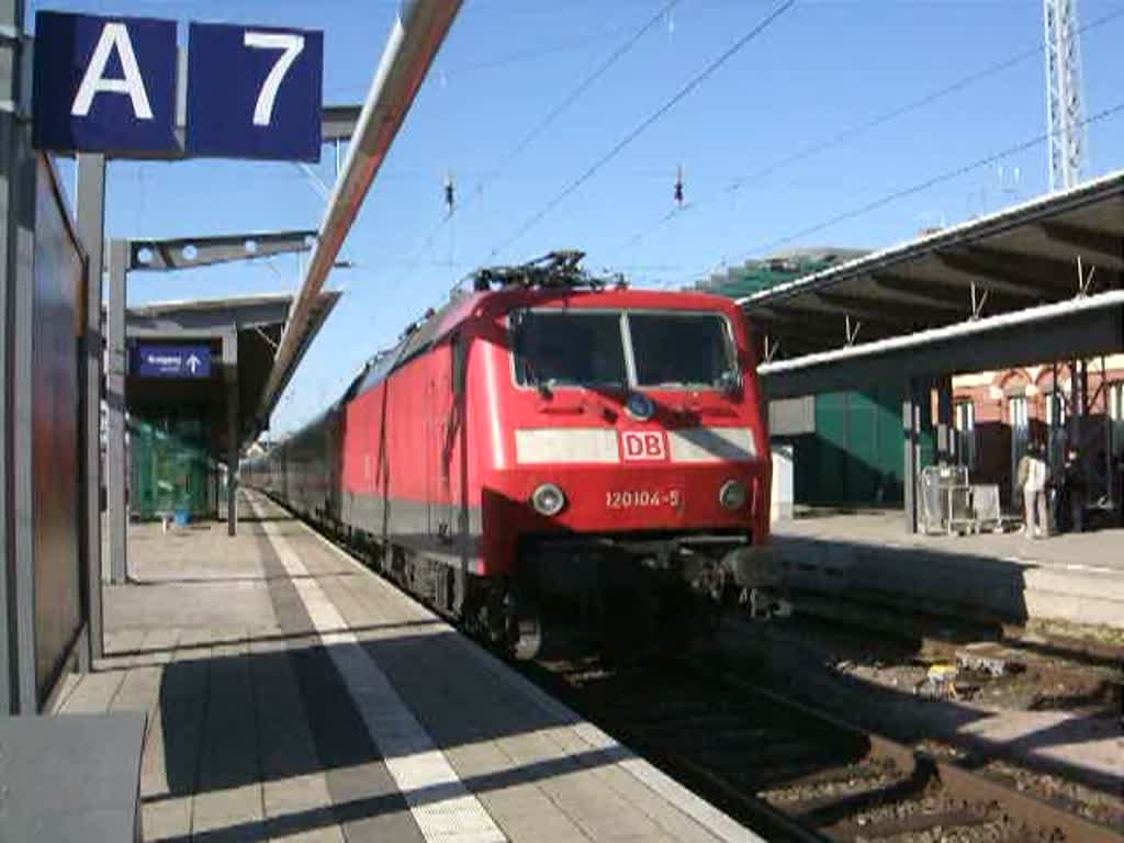 BR120 104-5 beim Rangieren im Rostocker Hbf.(11.10.08)