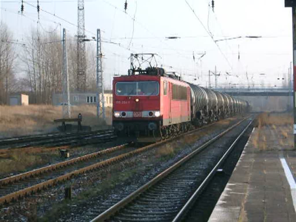 BR155 204-1 mit dem Kesselzug von Stendell nach WRS bei Einfahrt im Bahnhof Rostock-Seehafen.(30.12.08)